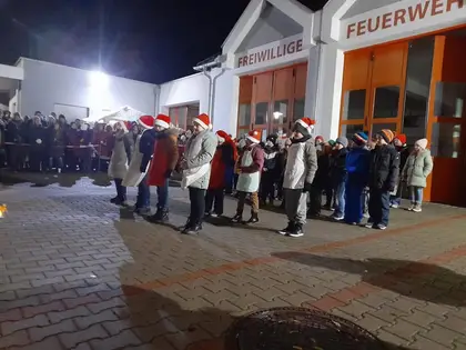 Christbaumschmücken mit der Volksschule 3