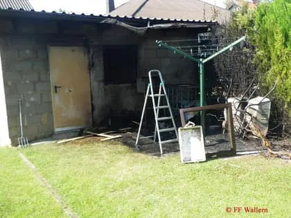 Brand von Mülltonne Holzscheite und Garage 3