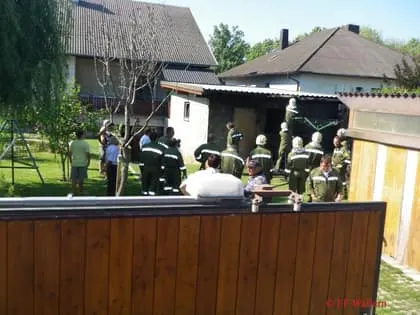 Brand von Mülltonne Holzscheite und Garage 4