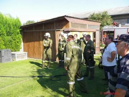 Brand von Mülltonne Holzscheite und Garage 6