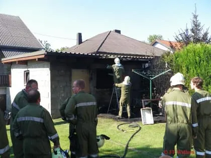 Brand von Mülltonne Holzscheite und Garage 9