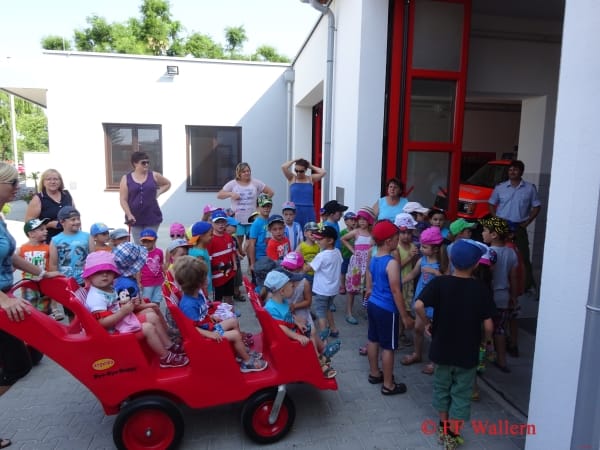 Kindergarten zu Besuch bei der Feuerwehr