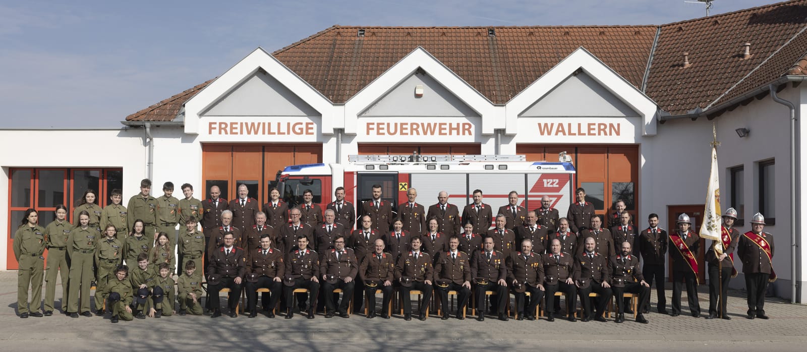 Mannschaftsfoto der Freiwilligen Feuerwehr Wallern vor dem Feuerwehrhaus
