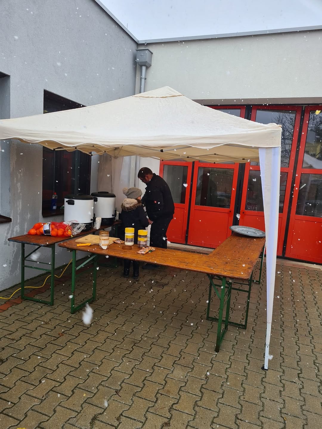 Vorbereitungen für das Christbaumstellen